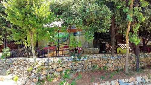 Radhime House | Ramo's Green Beachside Retreat - Cozy 2 Bedroom Home