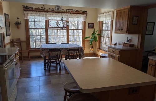 Amherst House | Ranch, wooded lot - near Cedar Point , Lake Erie, Oberlin College, Wineries, Cle