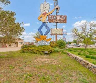 Medicine Hat Hotel | Ranchmen Motel