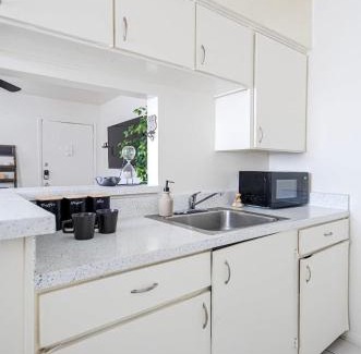 North University Apartment | Rancho Del Sol l Sleeps 5 l Close to Downtown I TV