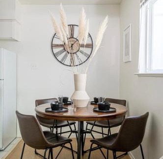North University Apartment | Rancho Del Sol l Sleeps 5 l Close to Downtown I TV