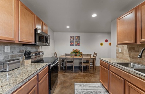 Wickenburg House | Rancho Vista Dos NEWLY decorated casita w/horse stalls