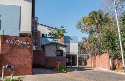 Menlo Park Apartment | Rand Corner Crib