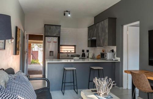 Menlo Park Apartment | Rand Corner Crib
