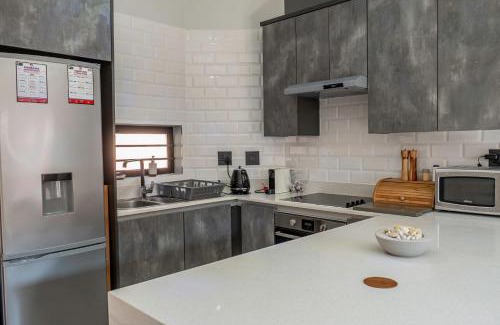 Menlo Park Apartment | Rand Corner Crib