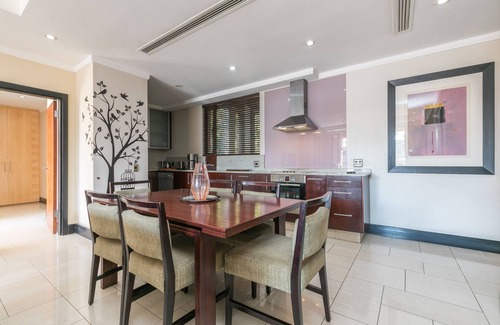 Sandown Apartment | Raphael Penthouse | Square and Mall and Pool Access