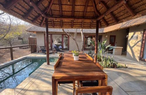 Hoedspruit House | Raptors Lodge - NXALATI