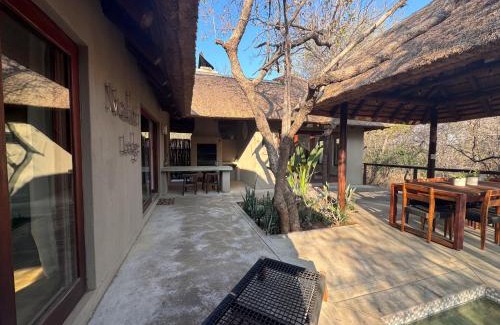 Hoedspruit House | Raptors Lodge - NXALATI