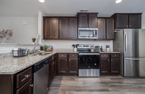 West Columbia House | Rare 3️⃣ Bath! Family Friendly Townhome Near Everything. Fire Pit and Water View