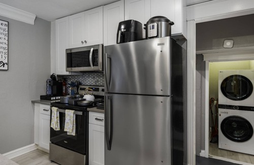 South Arlington House | Rare Exclusive Retreat Private Hot Tub King Bed