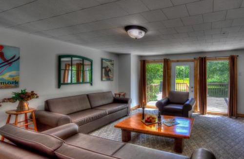 Collingwood Ski Chalet | RARE FIND-6 bedroom Very Private Cottage, Outdoor Hot Tub, Petfriendly