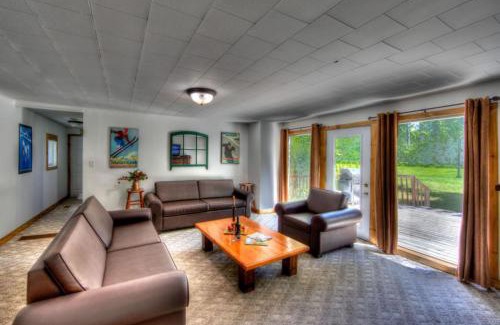 Collingwood Ski Chalet | RARE FIND-6 bedroom Very Private Cottage, Outdoor Hot Tub, Petfriendly