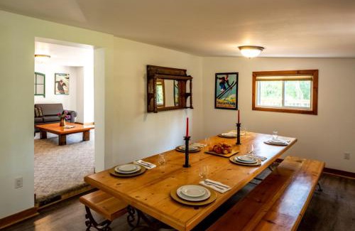 Collingwood Ski Chalet | RARE FIND-6 bedroom Very Private Cottage, Outdoor Hot Tub, Petfriendly