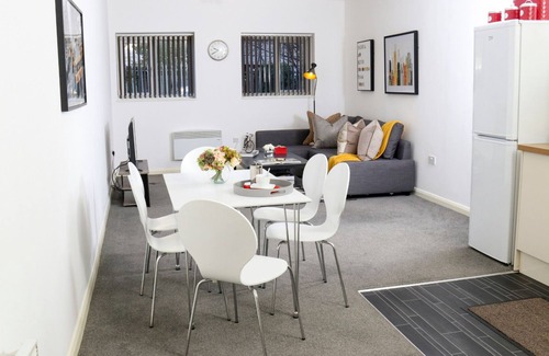 Watford Apartment | Rare-find and Spacious 3 Bed Flat with free parking