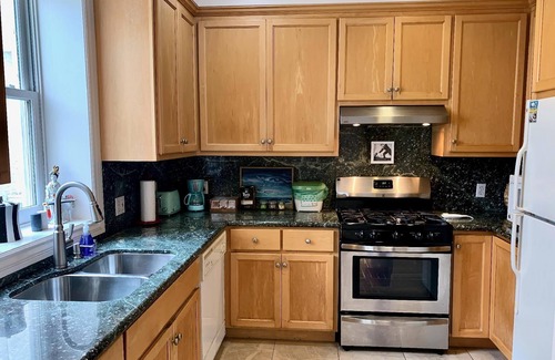 Nob Hill Condo | Rare, gorgeous third floor apartment in mint condition atop Sacramento Street on Nob Hill (parking!)
