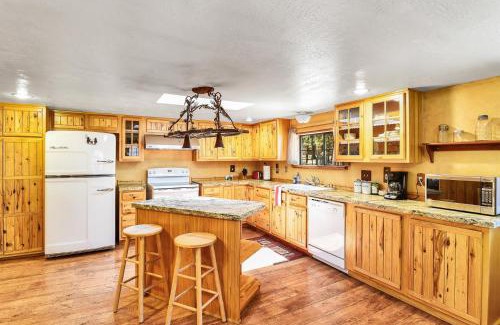 Parks Villa | Rare Log Cabin Treasure Close to Grand Canyon Now with Wi-Fi