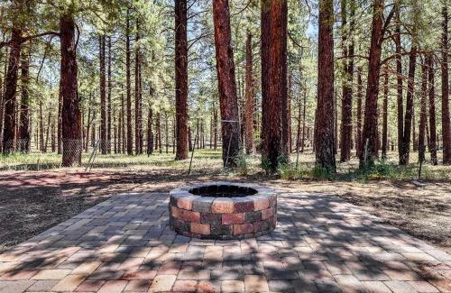Parks Villa | Rare Log Cabin Treasure Close to Grand Canyon Now with Wi-Fi