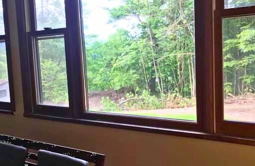 Montague House | ★Rare River Views & Access, Cabin by Eden Islands★