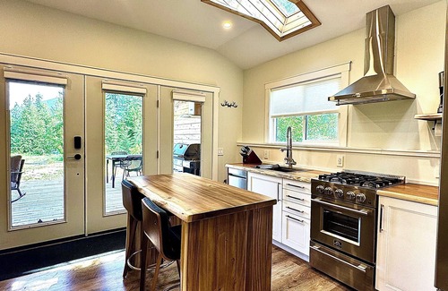 Balfour Ski Chalet | RAVEN’S NEST * Luxury Mountain Chalet * Spectacular Indoor & Outdoor living!