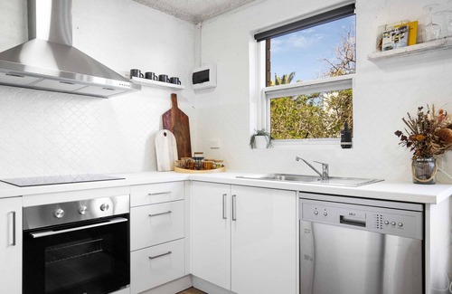 Glenelg North Apartment | Ray's Place by the Riverside