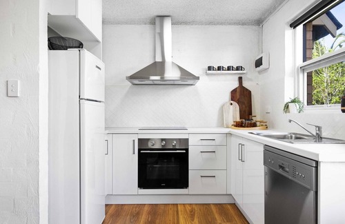 Glenelg North Apartment | Ray's Place by the Riverside