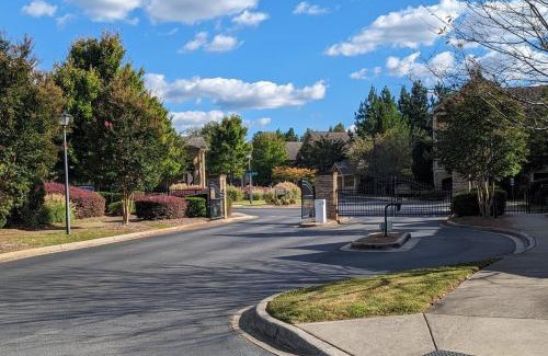 Executive Park Apartment | Ready to Stay & Play! End of Summer get-a-way "Book 4 days get 5th day FREE"