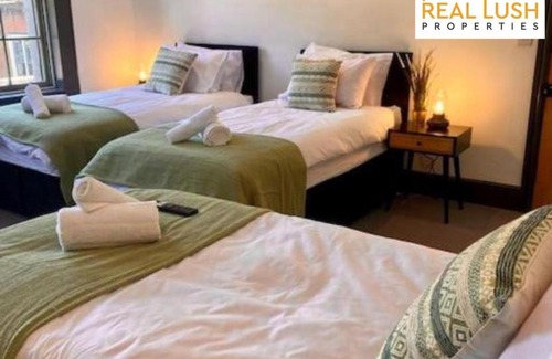Burton on Trent House | Real Lush Properties - Spacious Four-Bedroom House, Ideal for Families & Contractors , Burton