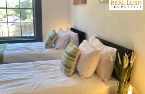 Burton on Trent House | Real Lush Properties - Spacious Four-Bedroom House, Ideal for Families & Contractors , Burton