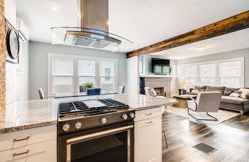 Clintonville House | Recent remodel, 2 King Beds, 5-star reviews, Close to OSU, Zoo & More!