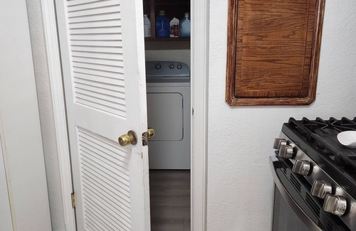 Broadmoor House | Recently Renovated 3-bedroom house with WiFi in Oakland