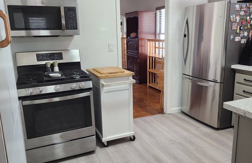Broadmoor House | Recently Renovated 3-bedroom house with WiFi in Oakland