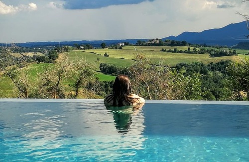 Magliano Sabina House | Red apartment in villa with swimming pool between Rome, the Terme dei Papi and Umbria