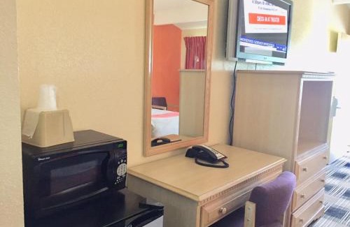 North Chicago Hotel | Red Carpet Inn North Chicago