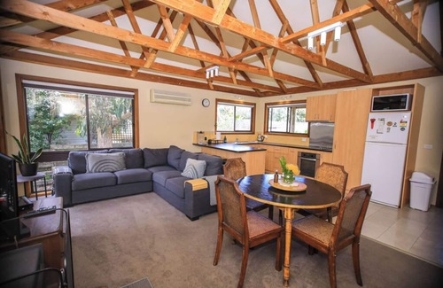 Port Campbell House | Red Cedar Cottage. Coastal retreat- wood fire. GOR