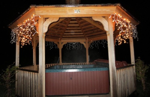 Mendon Apartment | Red Clover Inn 2-story Queen Suite near Killington