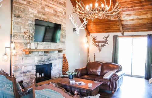 Lorena Cabin | Red Deer Lodge HiBanks Ranch 12 minutes from Magnolia Silos
