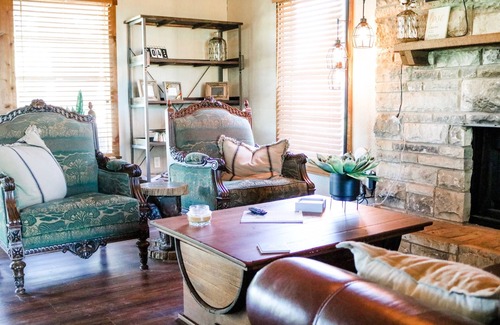 Lorena Cabin | Red Deer Lodge HiBanks Ranch 12 minutes from Magnolia Silos