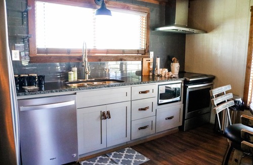 Lorena Cabin | Red Deer Lodge HiBanks Ranch 12 minutes from Magnolia Silos