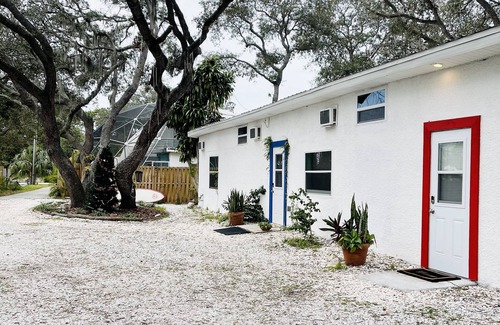 Walsingham Apartment | ❤️Red flower (Where you are welcome)