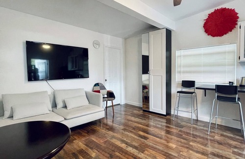 Walsingham Apartment | ❤️Red flower (Where you are welcome)