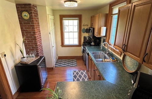 Windham House | Red Fox T.H. & Spa hot tub - mini golf & tee off &outside living room & firepit