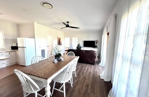 Evans Plains House | Red Hill Farmstay Bathurst, 3BR Country Stay, only minutes to CBD. Sleeps 8