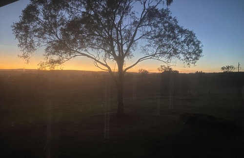 Evans Plains House | Red Hill Farmstay Bathurst, 3BR Country Stay, only minutes to CBD. Sleeps 8