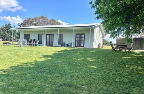 Evans Plains House | Red Hill Farmstay Bathurst, 3BR Country Stay, only minutes to CBD. Sleeps 8
