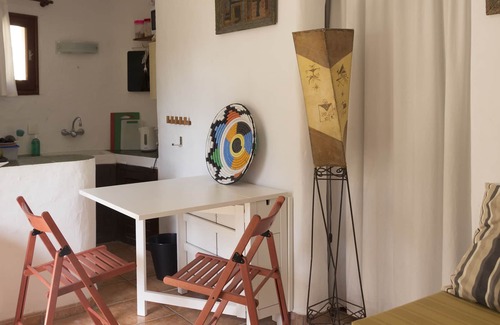 Es Canar Apartment | Red, Idyllic Apt. + Hammock + Sun Loungers, Pushbike Area, Beach, Hippy Market