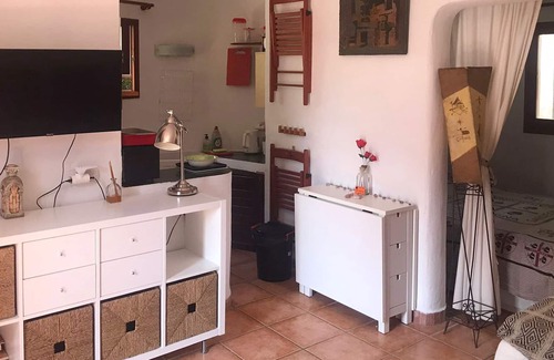 Es Canar Apartment | Red, Idyllic Apt. + Hammock + Sun Loungers, Pushbike Area, Beach, Hippy Market