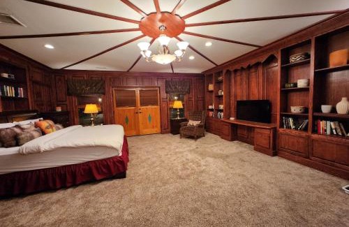 Corrales Bed & Breakfast | Red Mountain Manor vineyard and guesthouse