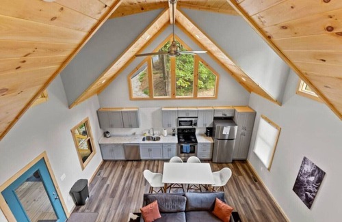 Campton Cabin | Red River Gorge Hot Tub Firepit Wi-Fi Tucked Away