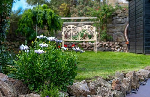 Brynsiencyn Cottage | Red Robin Cottage - One Bedroom Cottage, Sleeps 2