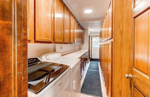 Doubleheader House | Red Rocks Retreat ~ Hot Tub, Game Room, Serenity